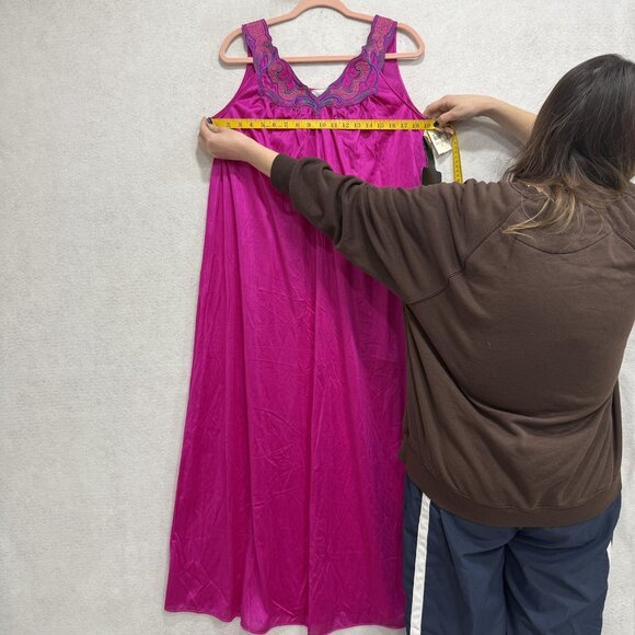 Vintage Vanity Fair Nightgown Womens Medium Fuchsia Nylon Tricot Embroidered 80s - Picture 4 of 9